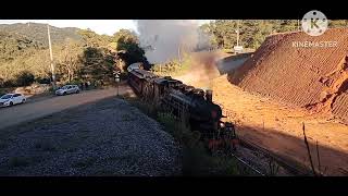 locomotiva a vapor apitando forte