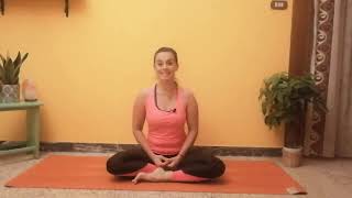 Yoga per collo e spalle in posizione prona