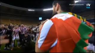 El Búfalo Villalibre, del Athletic de Bilbao, toca con la trompeta el himno del Real Madrid.