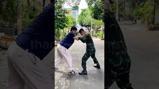 Self-defense was grabbed by the shoulder #shorts #kungfu #vothuat #trending #martialarts #fighting