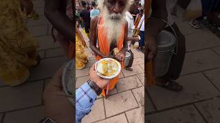 बाबा ने ख़ाया पहली बार Idli Sambhar | Hard working man selling idli | #hardworkingman | #baba