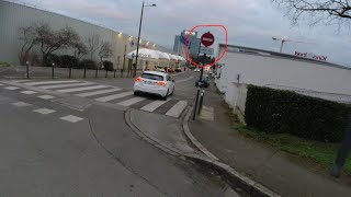 Sens interdit avec cligno ou sens interdit sans cligno via la piste cyclable (DSC) ?