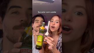 Provando sorvete com azeite