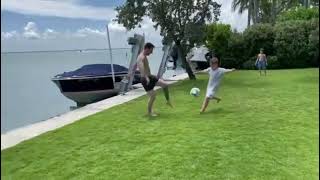 quand leo messi joue avec ses enfants !