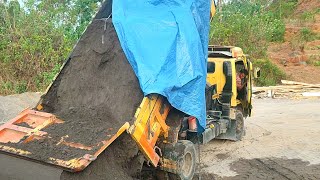 Mobil TRUK PASIR Bongkar Muatan Di Penampungan PASIR FULL BAK Menggunung