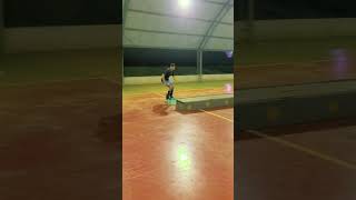 Pulando o caixote com patins inline roller