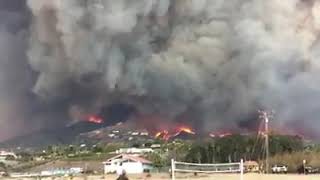 Incendio forestal extremo afectando a las casas del Estado de California