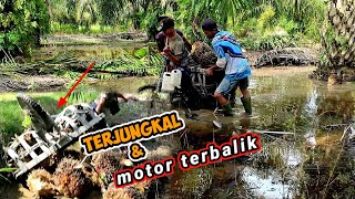 Motor Muatan Sawit Terguling,!! Beginilah Resiko Kuli Langsir Saat Musim Banjir