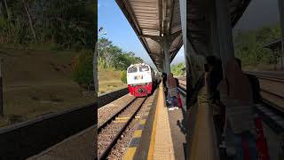 Kedatangan kereta api kamandaka jurusan semarang tawang bank jateng🚃 #kereta #keretathomas #tututu