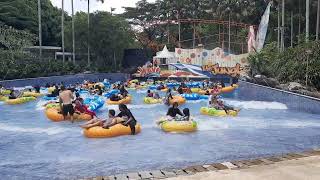 Serunya Main Air di  Kolam Ombak The Jungle Bogor