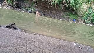 Menangkap ikan Liar dengan tangan kosong (ngobeng) di Sungai Ciloseh dapatnya Baby semua🤭😂