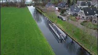 Nieuwe brug Weerepad Obdam arriveert over het water.