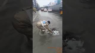 #HYDTrafficPolice clearing the water logging by removing the clog at drain water