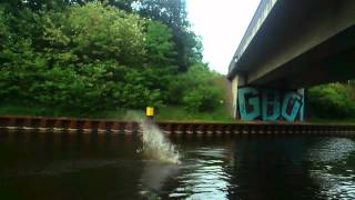 Beim Brücke Springen