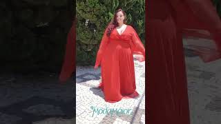 Vestido de Festa Plus Size Mangas Capa: Elegância em Movimento