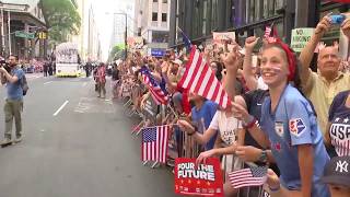 Desfile celebración a equipo de USA campeón mundial de fútbol femenino.