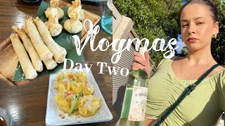 Eating dumplings + watching the Grinch / VLOGMAS DAY 2