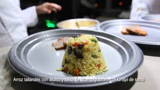 INSTALACION arroz tailandés con asado y salsa de champignomes con Crispí de sansi