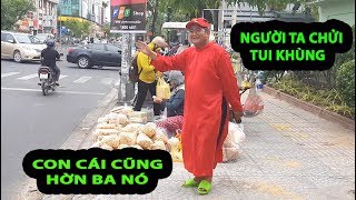 Người cha mặc áo dài đỏ nhảy múa bán bánh nổ nuôi 3 con ăn học thành tài