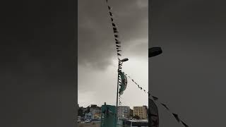 العلم الجزائري يرفرف في السماء الممطرة