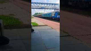 Radhikapur Kulik Express LHB Coach #High Speed train #crossing #shortsvideo