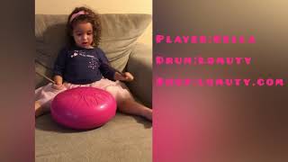 Cute girl play steel tongue drum-lomuty