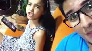 Niña cantando música de despecho