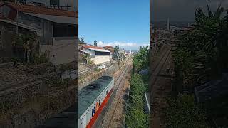 Kedatangan KA Commuter line Garut berjalan ngebut