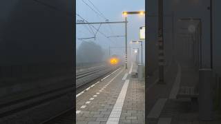 #treinleven Virm komt aan op Vlissingen Souburg #shortsfeed #mist