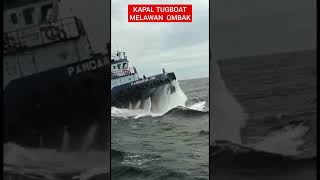 🔴KAPAL TUGBOAT MELAWAN OMBAK⁉️TINGGINYA GELOMBANG AIR LAUT DI BULAN DESEMBER 2022