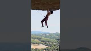 adam kayanın tavanında kolları ile tırmanıyor . man climbs with his arms on the ceiling of the Rock