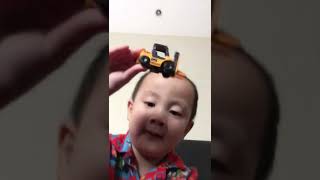 Presentasi mainan mobil Suka2 dari bayi lucu 😂😂