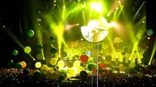 Coldplay - Yellow ( Snippet ) / Live @ O2 World Berlin 21. 12. 2011