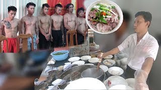 Điều gì khiến quán phở 50 năm ở Sài Gòn bị tạt chất bẩn