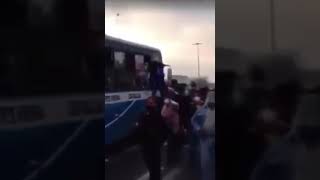 Personas subiendo al bus al terminar la Cuarentena y olvidando que hay pandémia Coronavirus Covid-19