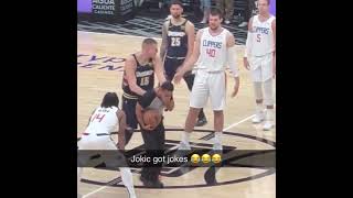 The Ref couldn't stop laughing at Jokic. 😂