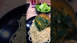 Spaghetti mit Hühnerbrust und Brokkoli und Salat