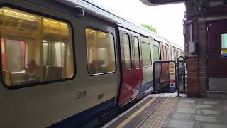 S Stock pulls into Ruislip Manor