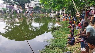 গাইবান্ধা পৌরপার্ক পুকুরে চলছে মাছ ধরার হিড়িক।স্বাধীনতা বলতে কি এভাবে মাছ লুটপাট করতে হবে?