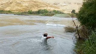 Mira!!. lo que.. PESCA este Hombre con TARRAYA en río grande