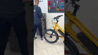 Installazione rapida della panchetta e del cesto anteriore sulla Cargo Bike IO in Bicy