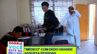 pegadinha-medico que faz exame do toque assusta os pacientes-programa tudo a ver 11/08/2013