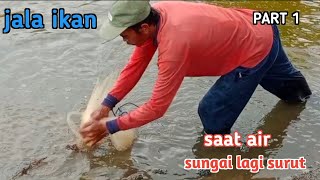 menjala ikan di sungai di saat airnya lagi surut