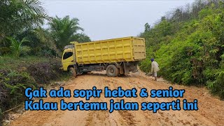 Semua sopir pasti pusing kalau bertemu jalan seperti ini