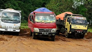 Mobil Dump Truk Pasir Jomplang Muatan Tanah Timbunan Bersama-sama