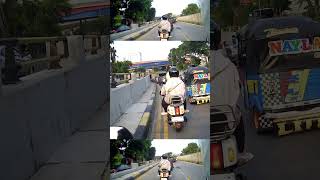 Biar apa? emak-emak bawa motor pakai hazard.