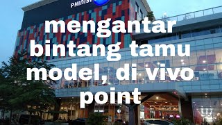 mengantar bintang tamu model, di vivo point