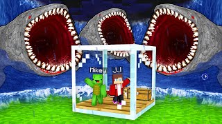 JJ and Mikey GLASS Bunker vs BLOOP Doomsday Survive Battle in Minecraft - Maizen