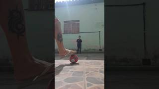 DEFENDI UM PÊNALTI COM UMA MINI BOLA #shorts #futebol