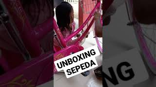 Evelyn unboxing sepeda barunya